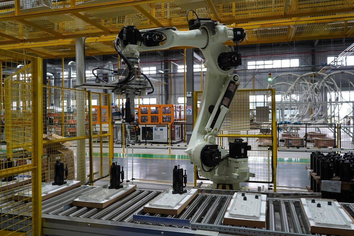 Split air conditioner assembly line at Wunuo factory in Wuhan, China - OEM and ODM manufacturing